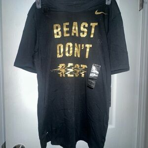 Nike Men's Black Tee with Gold Graphic